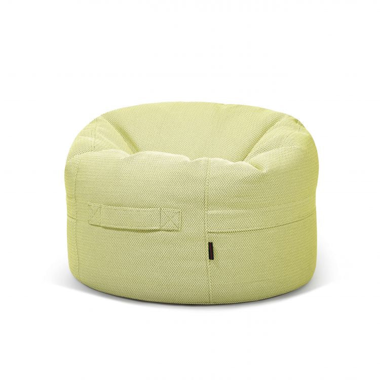 El Bean Bag Roll 80 Canaria - uso exteriores es un puff redondeado de color verde claro, recubierto de tela y con un asa lateral, que se muestra sobre un fondo blanco liso.