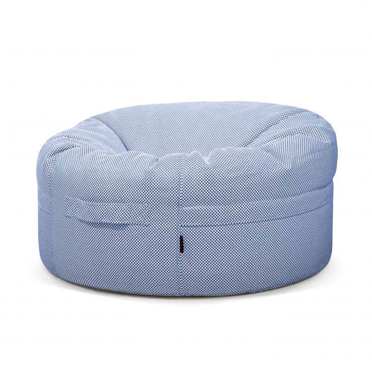 Un redondo, azul claro Bean bag Roll 105 Capri - uso exteriores con tejido texturizado y una funda lavable se sienta en un fondo blanco liso.