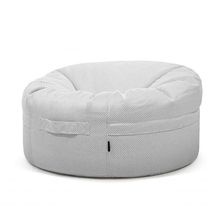 La silla redonda Bean bag Roll 105 Capri - uso exterior, de color gris claro, presenta un tejido texturizado, una pequeña etiqueta negra en la parte delantera y una funda lavable fácil de limpiar.