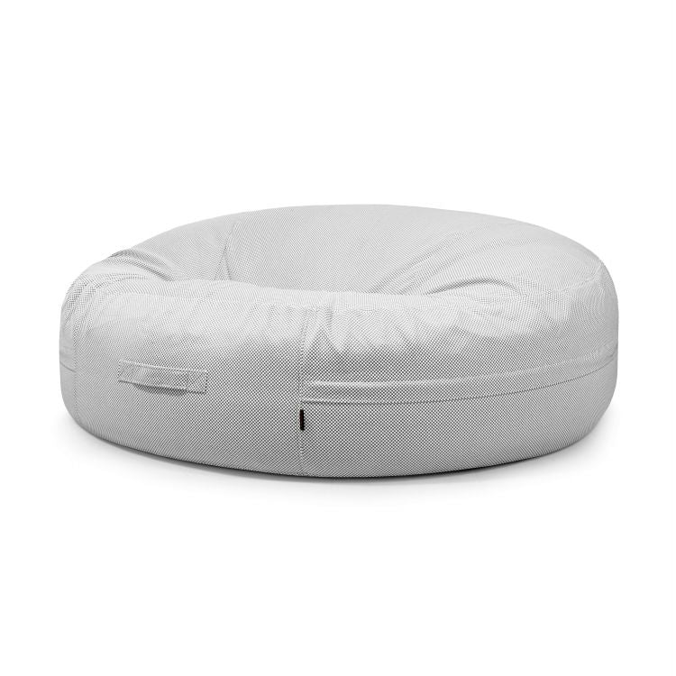 El Bean bag Roll 190 Capri - uso exterior es un gran bean bag redondo de color gris claro con funda de tela texturizada y asa lateral, que ofrece comodidad y estilo, mostrado sobre fondo blanco.