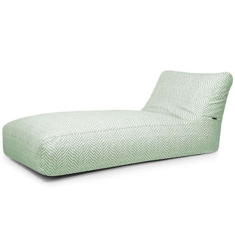 La tumbona Bean bag Zarzuela - uso exteriores es una tumbona de color verde claro con un sutil diseño de espiga, respaldo inclinado y suave tapizado, ideal como elegante mobiliario de jardín o para combinar con su colección puf exterior.