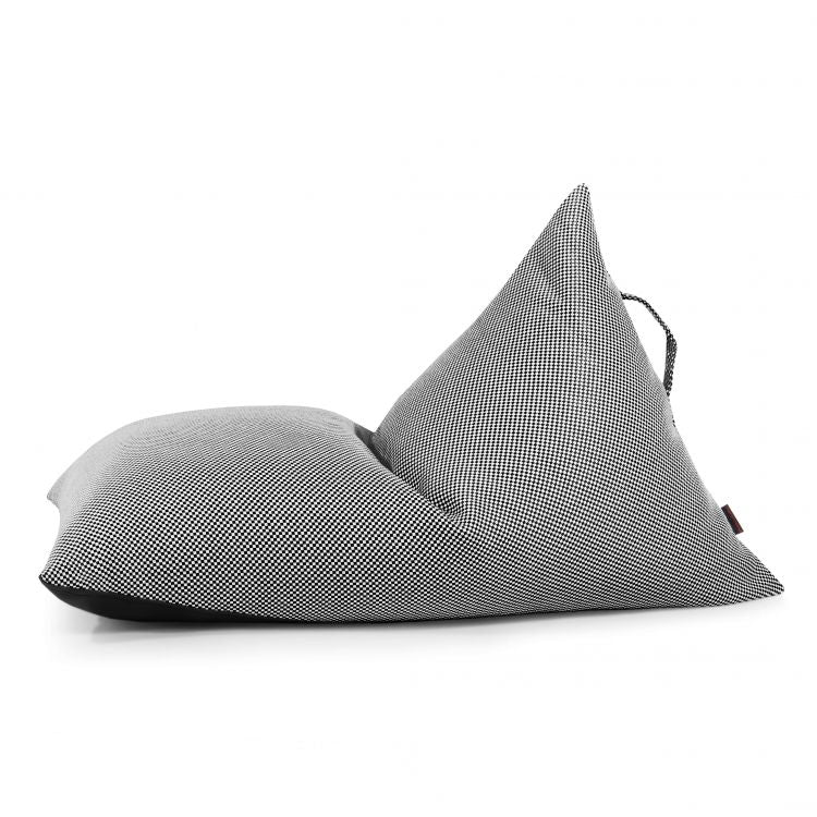 Un moderno Bean bag puff infantil blanco y negro Razzy Capri (75×110×65 cm), tela repelente al agua para exterior, con respaldo triangular y asa de transporte, mostrado de lado sobre fondo blanco.
