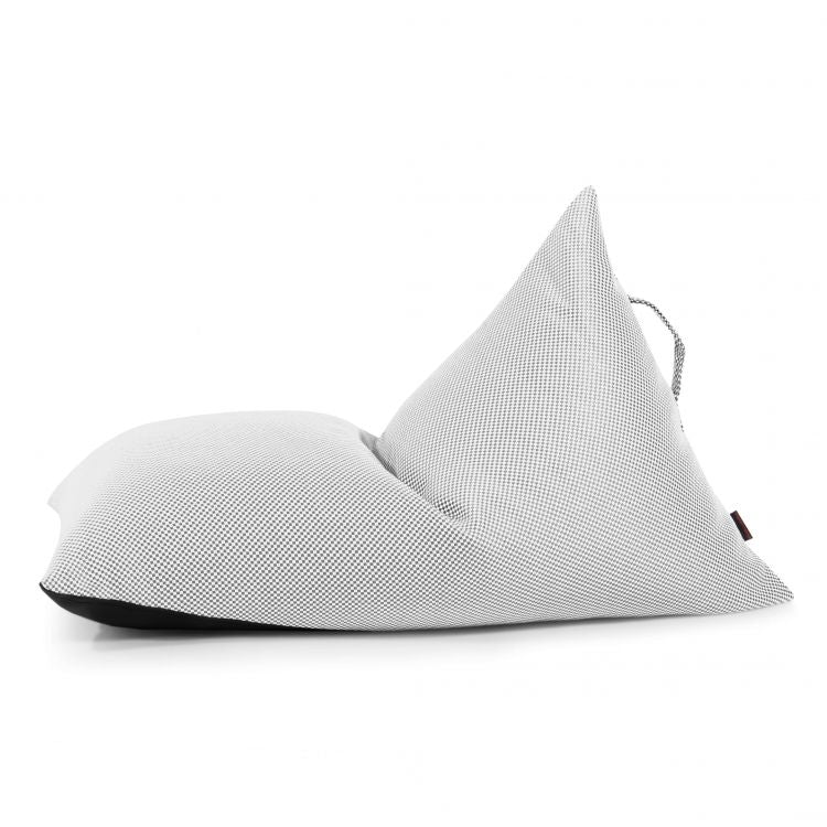 El puff infantil Bean bag tela repelente al agua para exterior 75×110×65 cm -moderno- RAZZY CAPRI, mostrado de lado sobre fondo blanco, dispone de respaldo triangular, asa de transporte y asiento ergonómico para niños.
