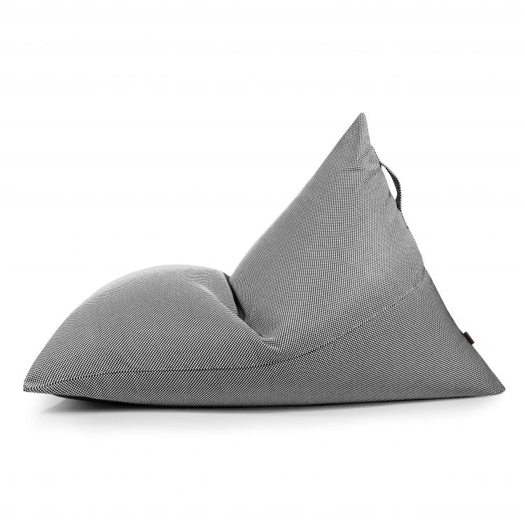 El Bean bag puff grande RAZZMATAZZ CAPRI (155×120×95 cm) de tela repelente al agua y antimanchas es perfecto como asiento ergonómico moderno para relajarte al aire libre o aportar confort en interiores.