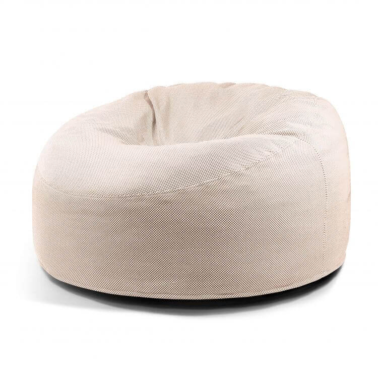 El Foam Bean Bag OM 110 Barcelona es un asiento redondo, beige y texturizado que proporciona comodidad ergonómica y se muestra sobre un fondo blanco liso.