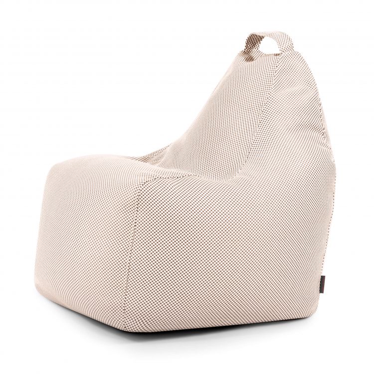 El Bean Bag Play Capri - uso exterior es un asiento tipo puf de color beige claro texturizado con respaldo reclinable y asa superior para facilitar su transporte, ideal como mueble ergonómico para cualquier espacio.