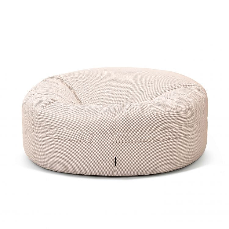 Sillón Puff gigante redondo y moderno (135×135×50 cm) en tejido hidrófugo, ROLL 135 CAPRI, sobre fondo blanco.