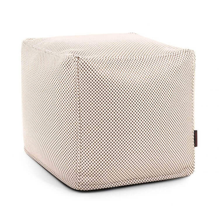 La otomana cúbica Pouf Up Capri - uso exteriores de color beige con tejido texturizado y esquinas redondeadas se asienta sobre un fondo blanco: un asiento versátil ideal para espacios exteriores modernos.