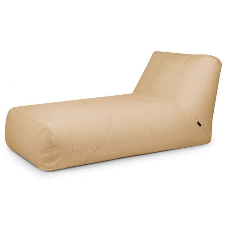 La Bean Bag Tube 100 Daybed Dunes es una moderna chaise lounge beige de perfil bajo y diseño minimalista, tapizada en tela, ideal como mueble terraza con estilo o para relajarse al aire libre.