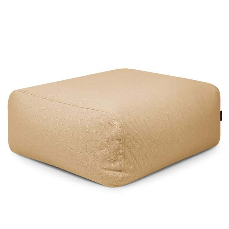 El Puf cuadrado TUBE 80 DUNES de tejido transpirable y lavable (85×85×38 cm), ideal para interior y exterior, de diseño moderno, aparece sobre un fondo blanco.