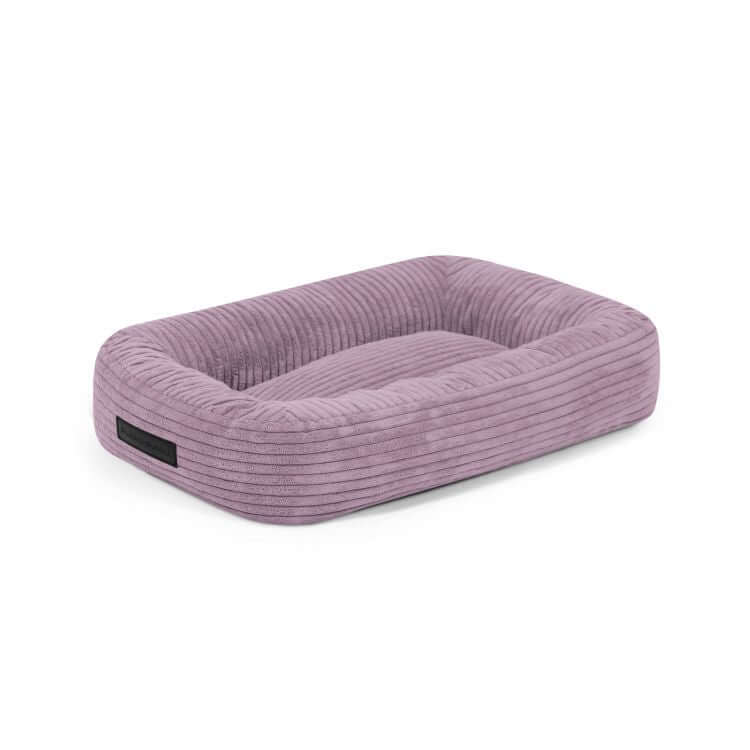 Cama para perro de terciopelo acanalado 55×45×16 cm - DOG BED 55 WAVES, con textura acanalada y bordes elevados, sobre fondo blanco.