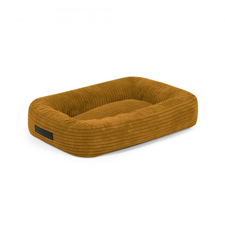 Cama rectangular amarilla mostaza para perro de terciopelo acanalado 55×45×16 cm - CAMA PERRO 55 ONDAS con bordes en relieve y etiqueta de tela en el lateral.