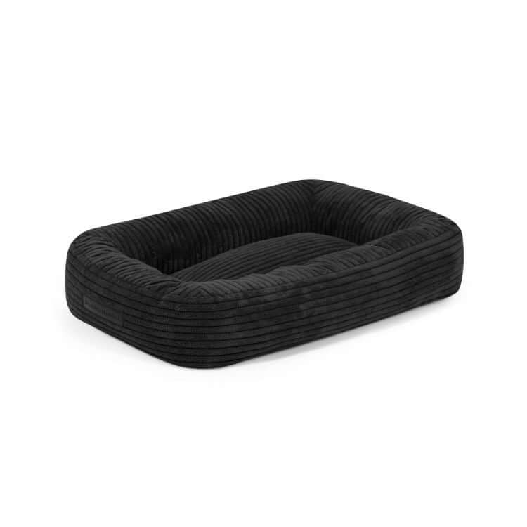 La Cama para perro de terciopelo acanalado 55×45×16 cm DOG BED 55 WAVES, rectangular y negra, con bordes elevados y base acolchada, es perfecta como colchón o cama cómoda para perros pequeños.