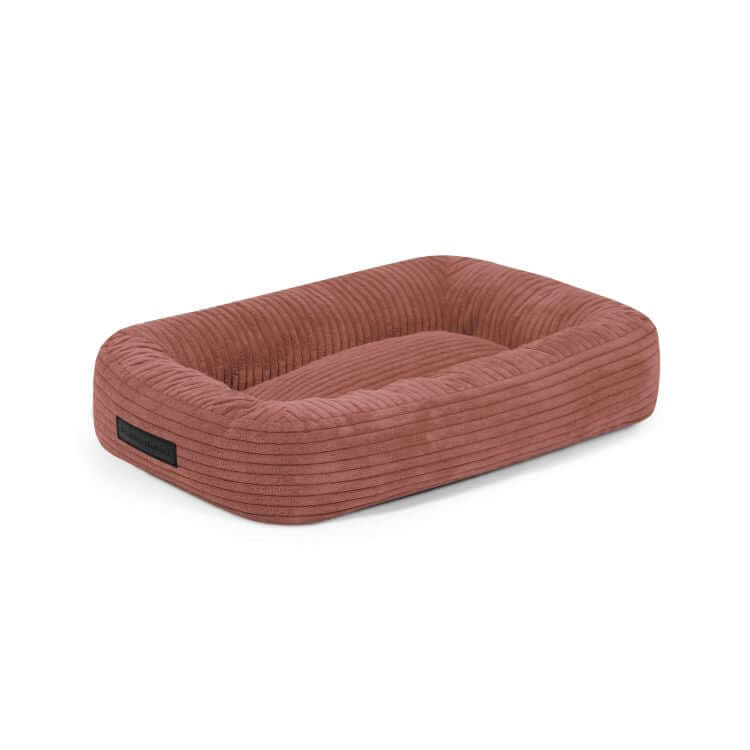 Cama para perro de terciopelo acanalado 55×45×16 cm - DOG BED 55 WAVES, rectangular, de color óxido, con bordes en relieve, sobre fondo blanco.
