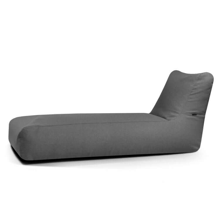 La Bean Bag Sunbed Riviera es una moderna tumbona de tela gris con un perfil bajo y respaldo en ángulo, ideal para uso exterior o como alternativa elegante a las tumbonas tradicionales, mostrada en vista lateral sobre un fondo blanco liso.