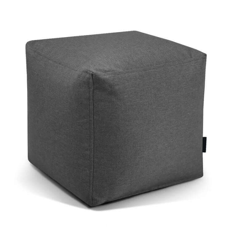 ¡El puf Up! Riviera - uso exteriores es una otomana en forma de cubo de tela gris oscuro sobre fondo blanco, que proporciona un asiento versátil para cualquier espacio vital.