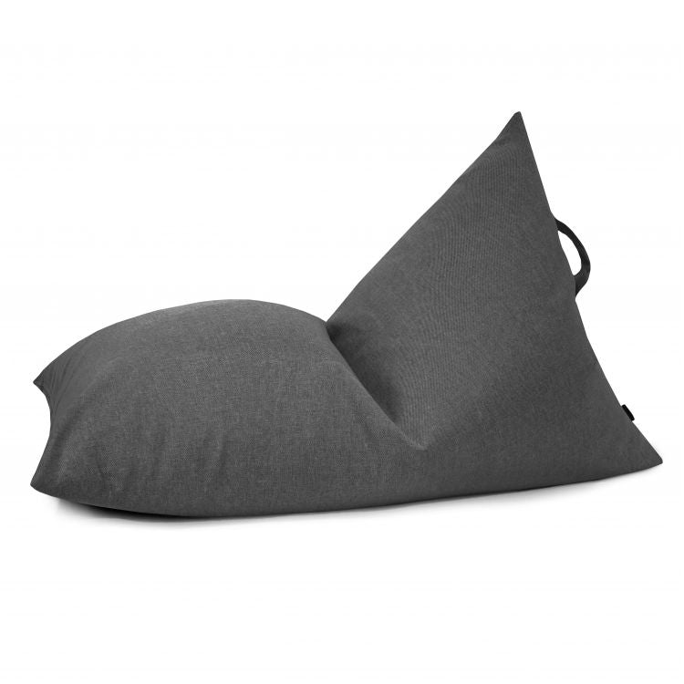 Bean bag puff infantil de tela antimanchas 75×110×65 cm -moderno- exterior- RAZZY RIVIERA de color gris oscuro y forma triangular con asa de tela en la parte posterior, sobre fondo blanco.