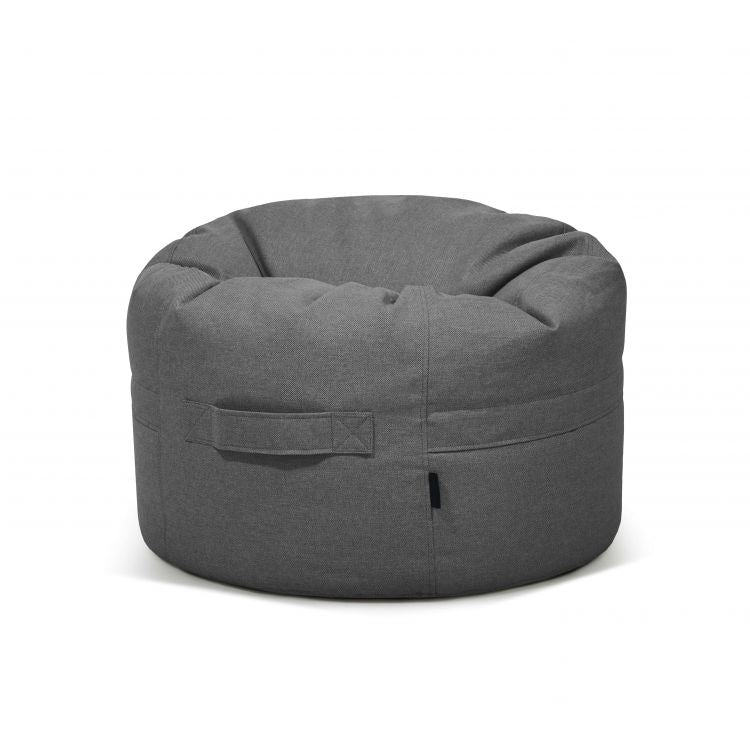 Un versátil puf redondo ROLL 80 RIVIERA (80×80×35 cm) fabricado con tejido antimanchas e hidrófugo, apto para uso en interiores y exteriores, que se muestra sobre fondo blanco.
