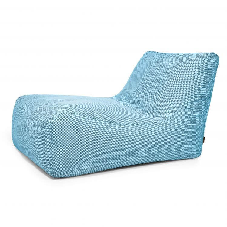 El Bean Bag Lounge 100 Capri, diseñado para uso exterior, presenta una moderna silueta sin brazos inspirada en el estilo puf moderno y está tapizado en tela azul claro texturizada, que se muestra sobre un fondo blanco liso.