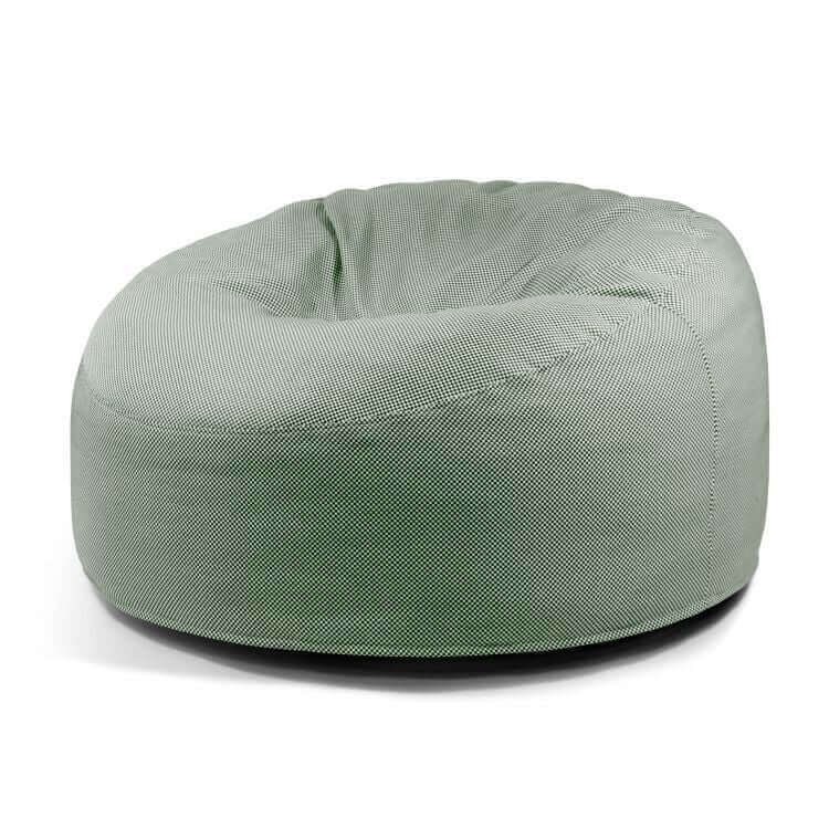 El Foam Bean Bag OM 110 Barcelona es un sillón redondo de color verde claro con superficie de tela texturizada, que proporciona un asiento ergonómico, ideal para relajarse sobre un fondo blanco.
