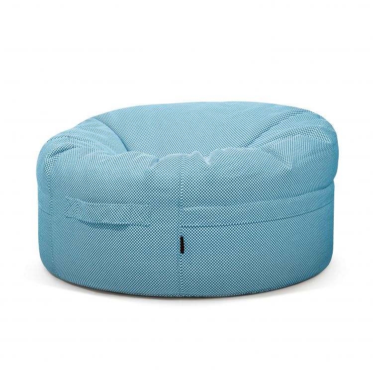 Se muestra un Bean bag Roll 105 Capri - uso exteriores redondo de color azul claro con tejido texturizado y funda lavable sobre un fondo blanco liso.