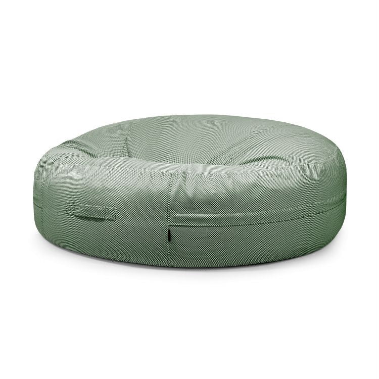 El Bean bag Roll 190 Capri - uso exteriores es una silla grande, redonda, de color verde claro, con tejido texturizado y asa lateral, que ofrece un asiento ergonómico sobre un fondo blanco.