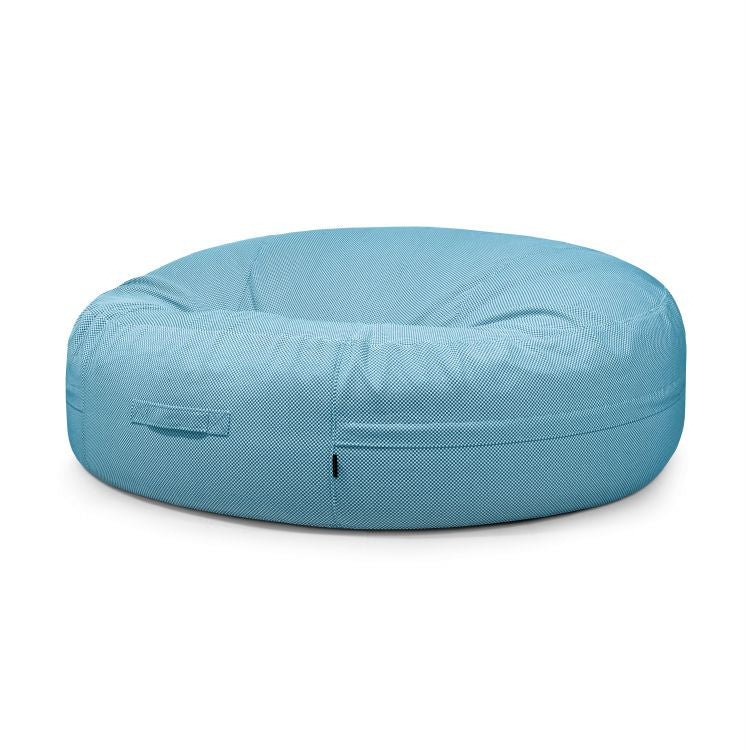 El Bean bag Roll 190 Capri - uso exteriores es una silla redonda de color azul claro, con tejido texturizado y asa lateral, que aporta estilo moderno y asiento ergonómico, mostrada sobre fondo blanco.