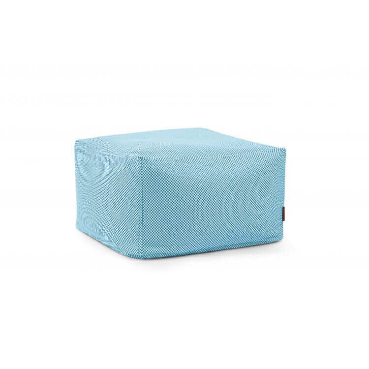 Un compacto SOFTBOX CAPRI puff cuadrado (70×70×40 cm), con tejido lavable y repelente al agua, se exhibe elegantemente sobre un fondo blanco; ideal para salón, terraza o balcón.