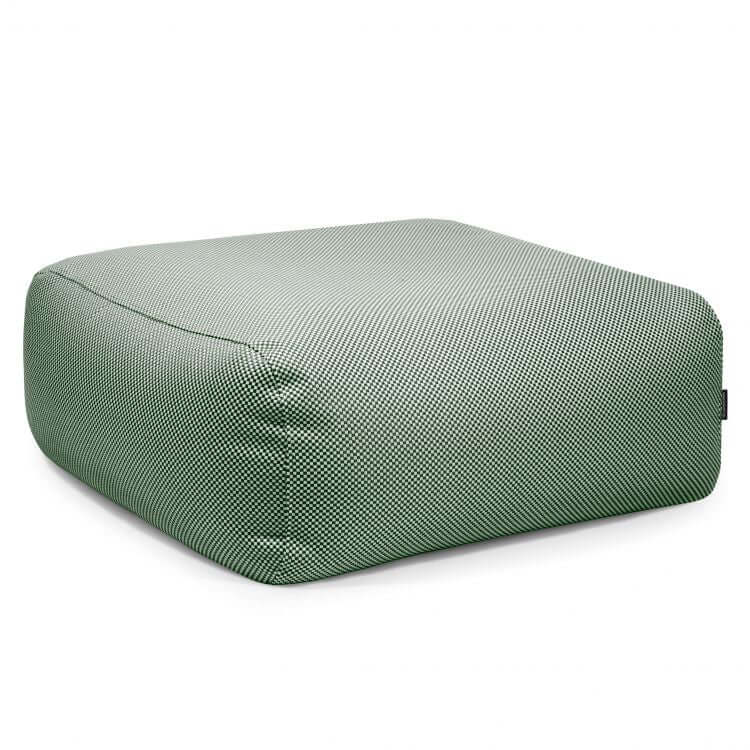 Un puf cuadrado TUBE 80 CAPRI de 85×85×38 cm, moderno y de tejido repelente al agua para interior y exterior, con bordes redondeados y acabado texturizado, es un asiento versátil ideal para cualquier espacio.