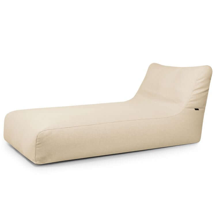 La tumbona Bean bag 90 Dunes es una moderna tumbona beige de perfil bajo para exteriores, con un respaldo suavemente inclinado, ideal como tumbona terraza y mostrada aquí sobre un fondo blanco.