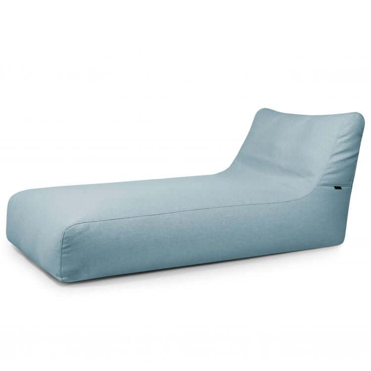 La tumbona Bean bag 90 Dunes es una moderna tumbona de exterior de color azul claro con respaldo curvado y diseño minimalista, ideal como tumbona terraza, mostrada sobre fondo blanco.