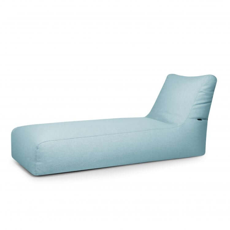 La tumbona Bean Bag Sunbed Dunes - uso exterior es una tumbona moderna de color azul claro con un respaldo ligeramente inclinado, perfecta para relajarse en el interior o disfrutar de su espacio al aire libre. Se muestra sobre un fondo blanco liso.