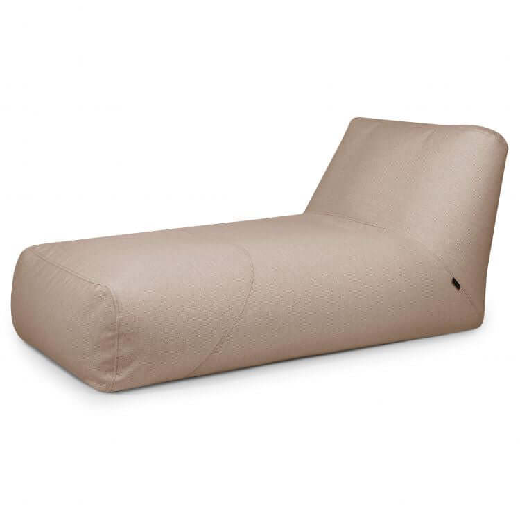 La Bean Bag Tube 100 Daybed Dunes, una moderna tumbona sin brazos de color beige con un diseño minimalista y respaldo ligeramente reclinado, se muestra sobre un fondo blanco liso. Apta para uso en exteriores.