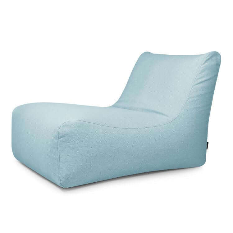 El Bean Bag Lounge 100 Dunes - uso exterior es un moderno sillón bean bag de color azul claro con un asiento bajo y ancho y sin patas visibles, ideal para quienes buscan muebles cómodos en espacios exteriores contemporáneos.