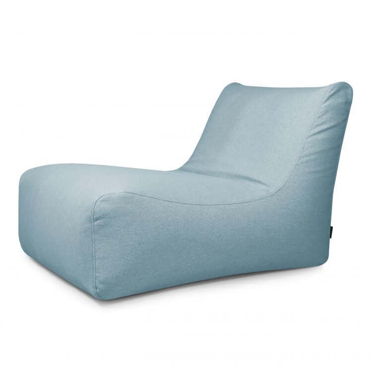 El Bean Bag Lounge 100 Dunes es un moderno sillón de exterior de color azul claro con un perfil bajo y bordes suaves y curvados, que se muestra sobre un fondo blanco liso para ofrecer una opción de asiento elegante y cómoda.