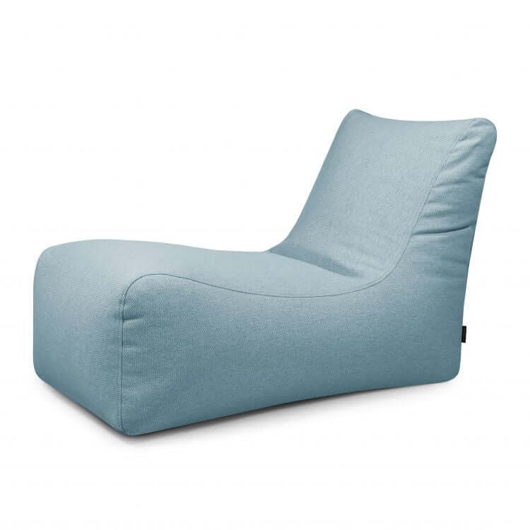 Un moderno Bean Bag Lounge Dunes - uso exterior de color azul claro, con un diseño minimalista y curvado, sobre un fondo blanco liso.