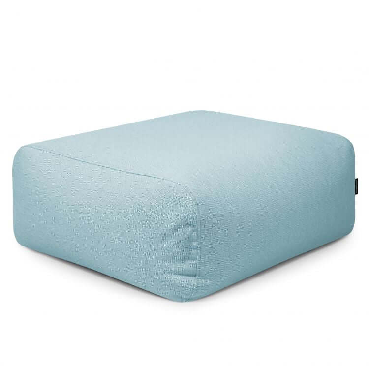 El Puf cuadrado TUBE 80 DUNES (85×85×38 cm), de tejido transpirable y lavable, moderno y apto para interior y exterior, se muestra en color azul claro sobre fondo blanco como asiento flexible o pouf decorativo.