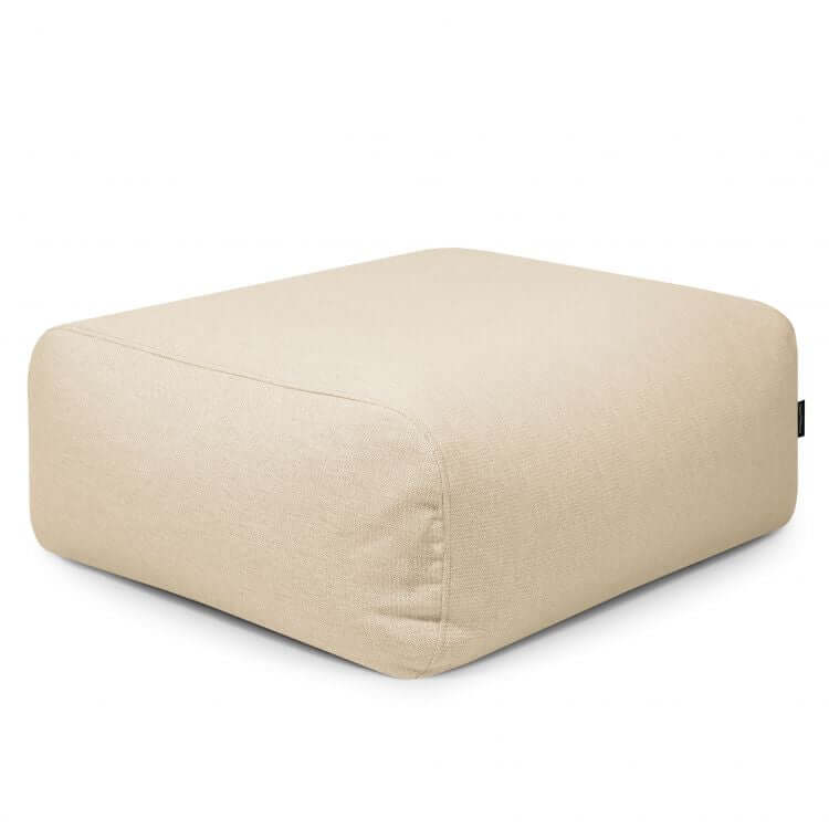 La moderna otomana cuadrada beige TUBE 80 DUNES (85×85×38 cm) se caracteriza por su tejido transpirable y lavable y sus bordes redondeados, perfectos para uso interior o exterior, sobre un fondo blanco liso.