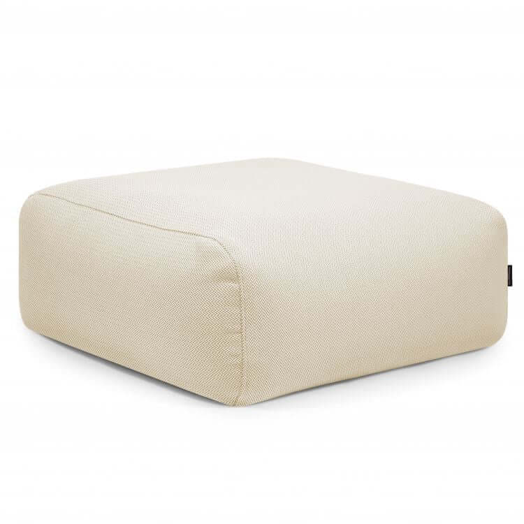 El TUBO 80 CANARIA, una otomana cuadrada hidrófuga de color beige (85×85×38 cm) para uso interior y exterior, combina estilo moderno y confort sobre fondo blanco.