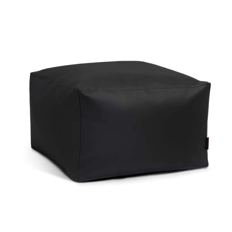 El puf Softbox Outside es una otomana cuadrada negra de piel o imitación de piel con superficies lisas, perfecta como asiento impermeable para disfrutar de estilo y comodidad al aire libre.