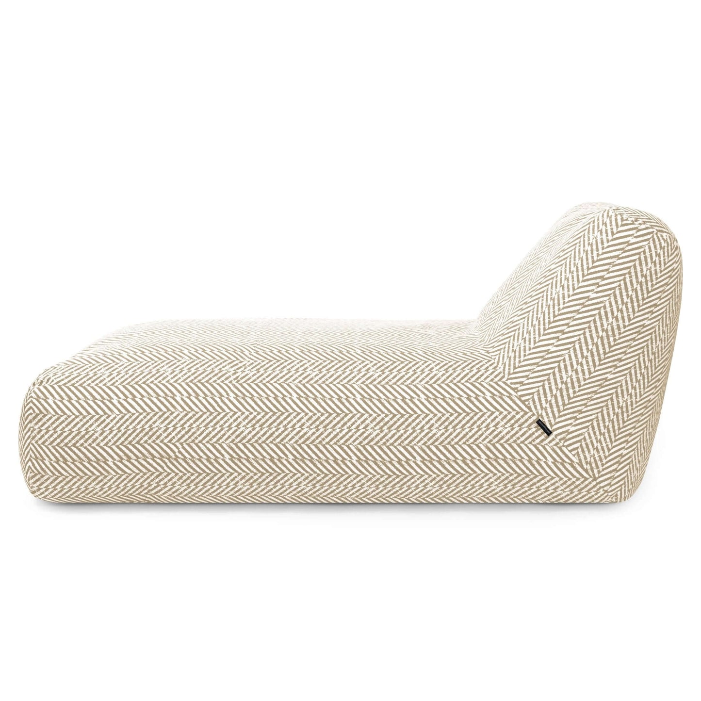 El Bean bag Tube 100 Daybed Zarzuela - uso exteriores es un moderno sillón de espiga beige y blanco con un diseño bajo, sin brazos y respaldo inclinado, perfecto como muebles para exterior, mostrado de lado.