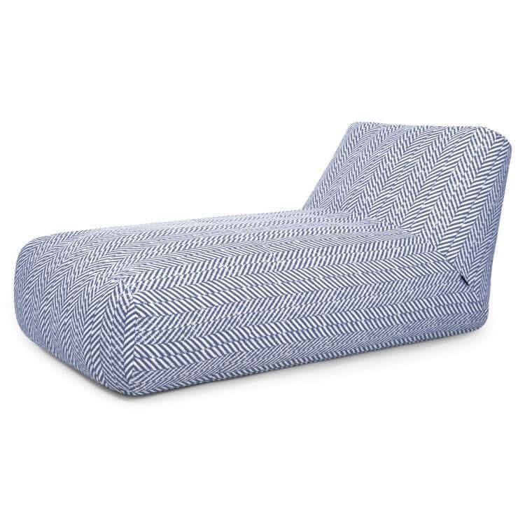 El Bean bag Tube 100 Daybed Zarzuela - uso exteriores presenta una moderna tapicería en espiga azul y blanca, un asiento bajo y ancho y un respaldo en ángulo, perfecto como elegante mobiliario de exterior para su patio o para relajarse junto a la piscina.