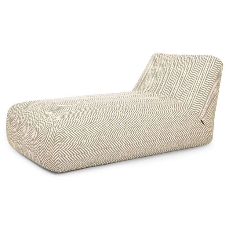 El Bean bag Tube 100 Daybed Zarzuela presenta un estampado de espiga en beige y blanco, un diseño bajo y moderno y un respaldo reclinable, ideal como elegante sofá cama de exterior o para complementar sus muebles para exterior.
