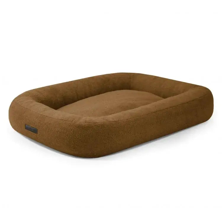 Cama rectangular marrón para perro de borreguito 100×70×20 cm - DOG BED 100 TEDDY con laterales acolchados y superficie plana, presenta un diseño moderno ideal para perros grandes. Se muestra sobre fondo blanco.