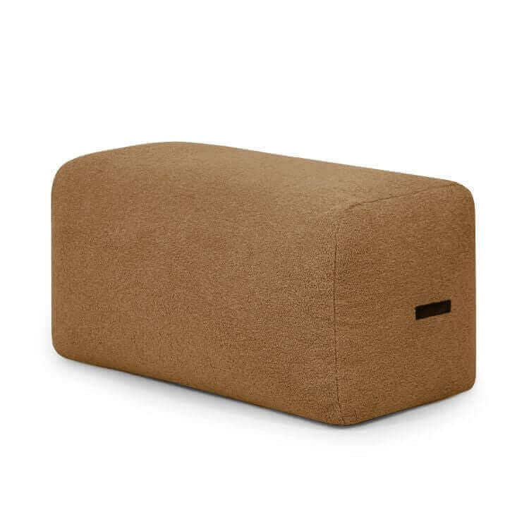 Un Pouf rectangular de tela borreguito compacto y ligero 100×60×45 cm - moderno PLUS 100 TEDDY, con superficie texturizada y ranura horizontal, ofrece asiento cómodo y diseño moderno. Sobre fondo blanco.