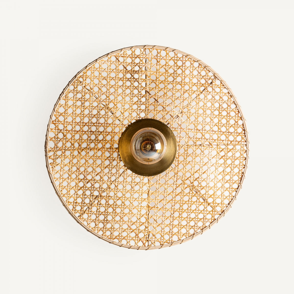 El Aplique de pared en hierro y ratán Bellea, inspirado en la iluminación vintage y el estilo art déco, se muestra desde arriba sobre un fondo blanco.