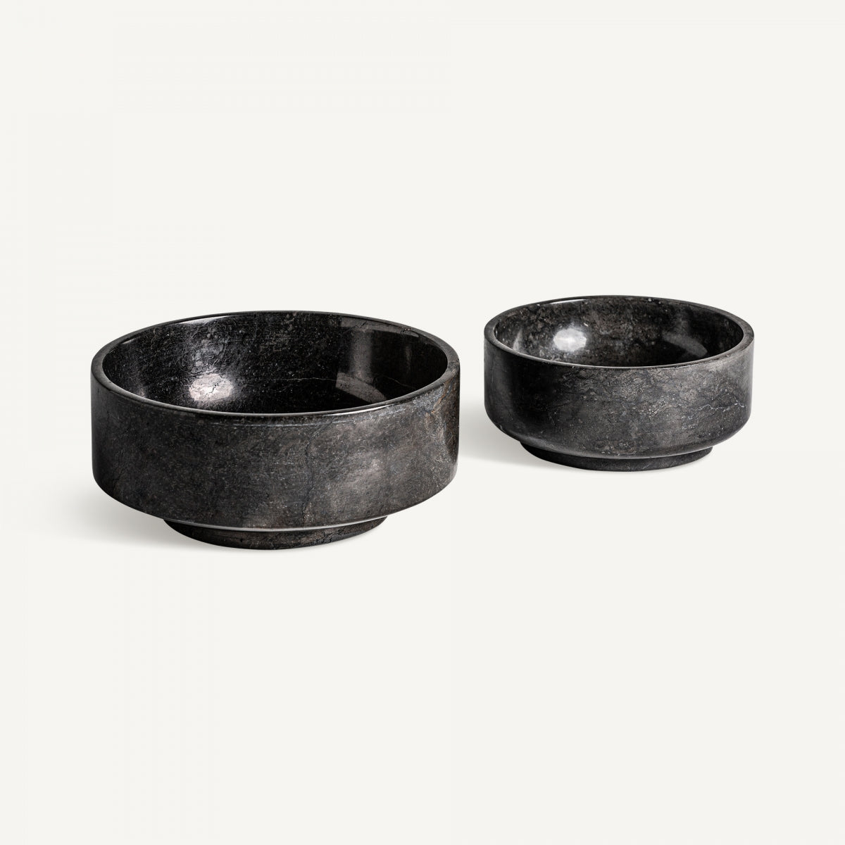 El centro de mesa en mármol negro Nora (2 piezas), con acabado liso y bases anchas, aporta un toque elegante como centro de mesa sobre fondo blanco.