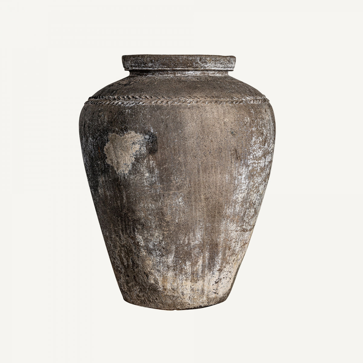 El Jarrón en terracota multicolor Moyaux, de gran tamaño y estilo rústico, presenta una abertura estrecha y una banda decorativa sencilla cerca del borde, ideal para decoración rústica sobre un fondo neutro.