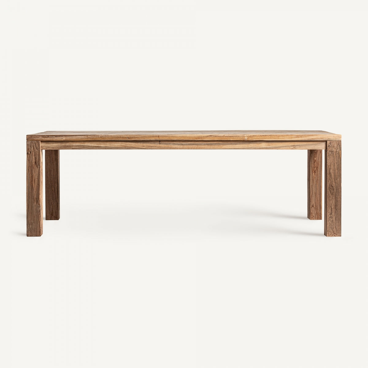 La mesa de comedor Lux presenta una superficie rectangular de madera de teca reciclada, sostenida por cuatro patas de bloque. Su diseño colonial se convierte en el punto focal sobre un fondo blanco liso, fusionando la elegancia atemporal con la artesanía sostenible.