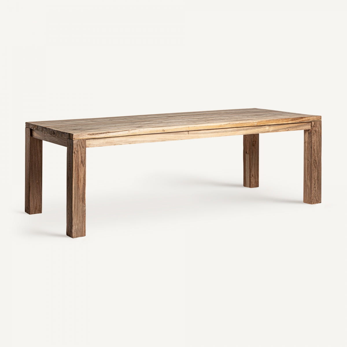 La mesa de comedor Lux es una pieza rectangular de madera de diseño sencillo, que cuenta con un tablero de color claro elaborado a partir de madera de teca reciclada y cuatro patas resistentes.